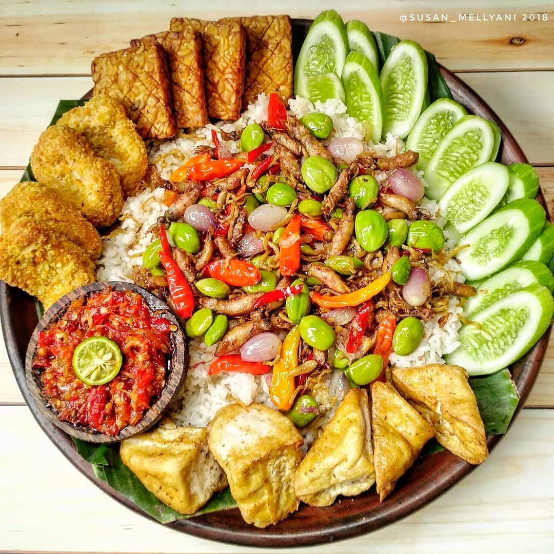 Nasi liwet Sunda dengan ayam goreng dan lalapan