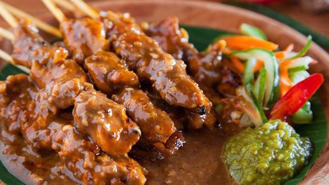 Sate ayam Madura dengan bumbu kacang dan lontong