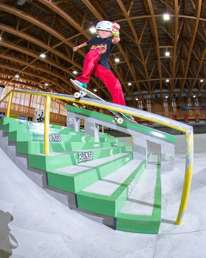 Ria with a high speed front smith down the rail

<!--damnamjapan2022finals-->