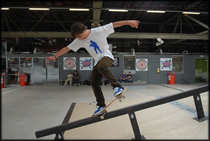 Douwe Macare - frontside nosegrind