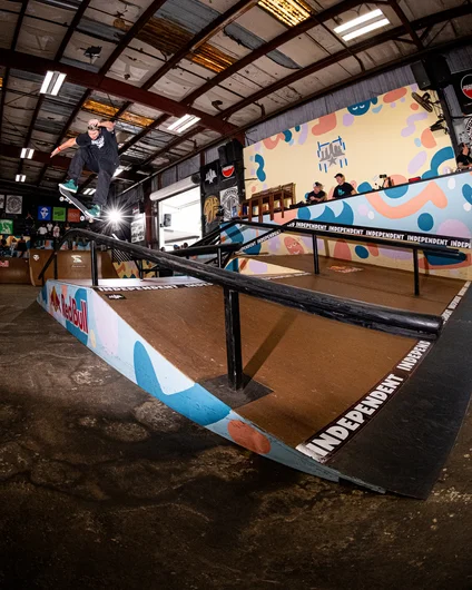 Kanaan Dern on the curved rail