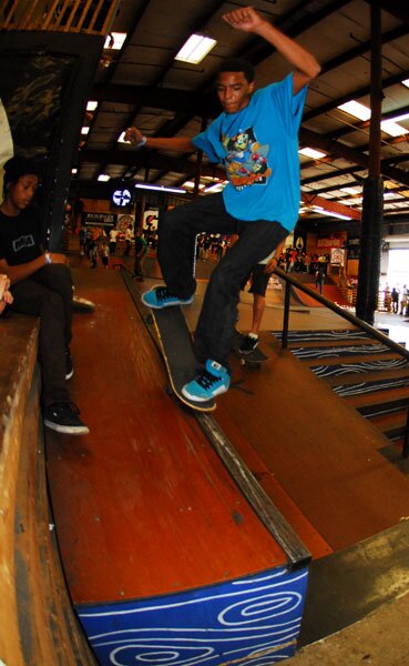 Juan Camejo - frontside nosegrind