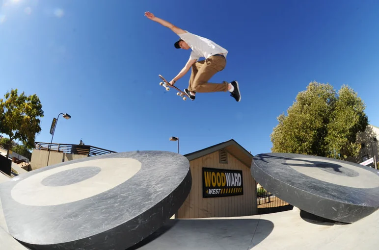 Ryan Townley boosted his boneless a little higher than Clem.<!-- Damn Am Woodward 2012 -->