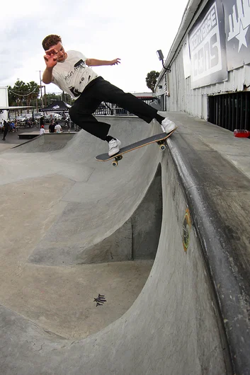 <!--soj17-->

Jake Anderson - FS Tail over the Door Gap right before the heavens opened back up.
