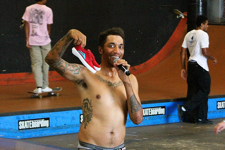 <!--theflarephotos-->
Our host, AJ5000 on the hunt for someone who fits a size 3...