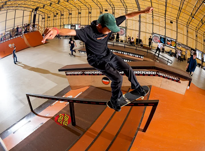 <!--dajapan18-day1-->

If every kid jumping down this rail wasn’t enough, Shintaro Hongo Feebles up it!