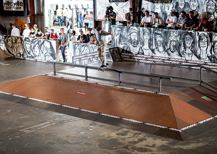 <!--am18qualsphotos-->

Alec Spinosi wipes the morning dew off the flat bar with a Front Feeble Grind.


