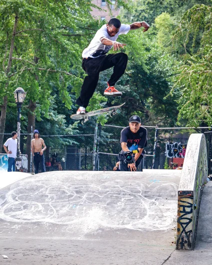 Rasheen Cofield showing off his tre flip on the twinkie

<!--damnamnyc23-day1-->