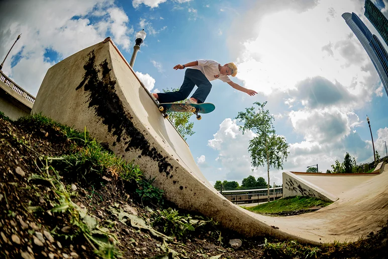 <!--da-chicago16-sat-->

Josh Campos screeches a Back Tail in a tight spot.