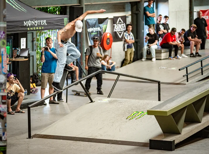 Simon Deprez holds his own in the finals with a Back Overcrook.

<!--damnambreda22finalsphotos-->