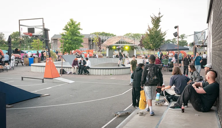 There’s a friggin’ heatwave in Europe right now, but luckily as the sunsets and things cool down the crowd can chill n’ relax in the courtyard a bit.

<!--damnambreda22qualifiersphotos-->