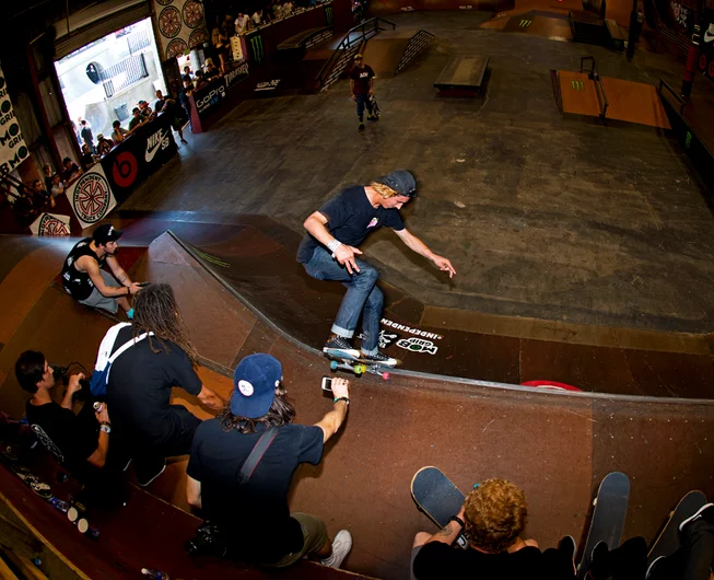 <!--PRO15-THURS-->

Everyone wanted a piece of D-Loy's Noseblunt Slide around the bend.