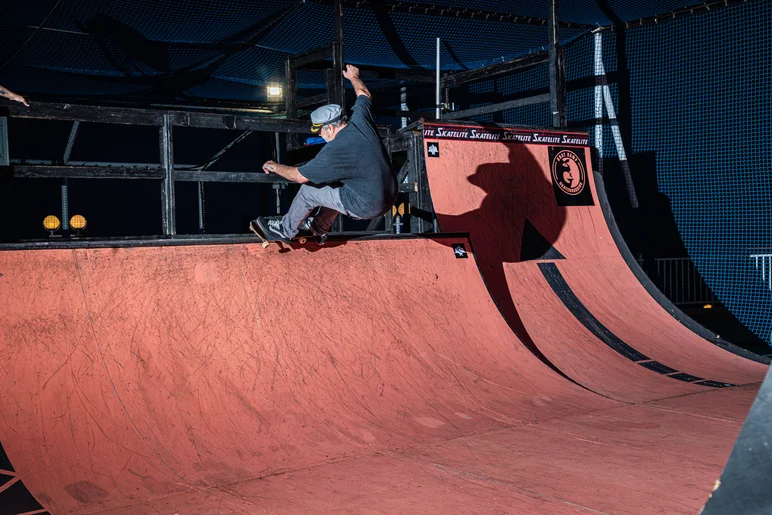 Dave Duncan has been pro since 1987. Here he is in 2023 front slashing the coping to warm up his MC skills for the evening.

<!--floggingmollycruise23-->