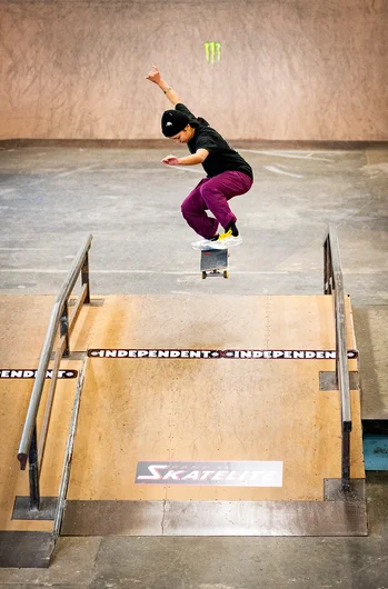 <!--pro20saturday-->

Hina again clearing the flat with a Kickflip.
