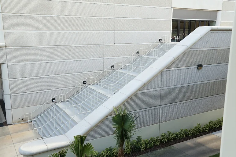 <!-- surfexpoJan2014 -->
On the way out I spotted this kinker. Maybe Element or DC could bring out Nyjah in September to grind this rail.