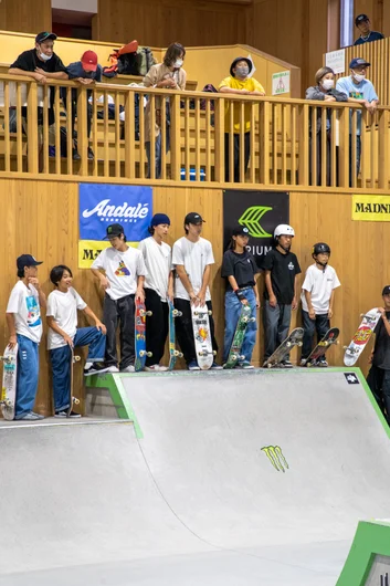 We've got kids from all over Japan showing up. There's our good friend Daiki up on the deck!

<!--damnamjapan2022day1-->