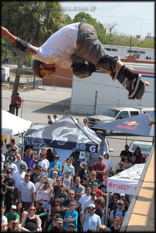 Mike Frazier - backside tailgrab, shoe included