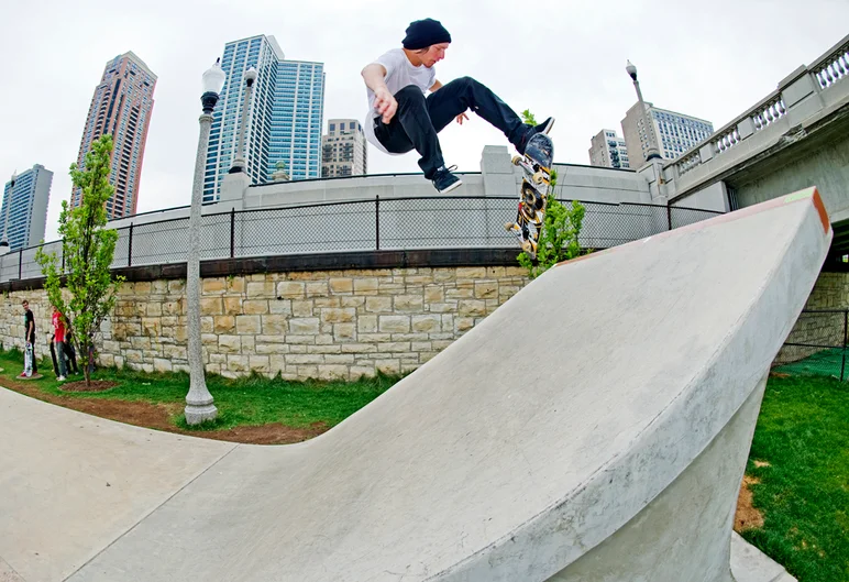 <!--dachithurs-->

William Nelson takes it to the far back corner with a Tre Flip To Fakie on the bank.