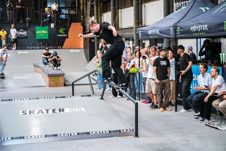 Jonas Carlsson adds his flavor to the mix and throws down a cab back tail on the a-frame rail


<!--damnamnetherlandsday2besttrick-->