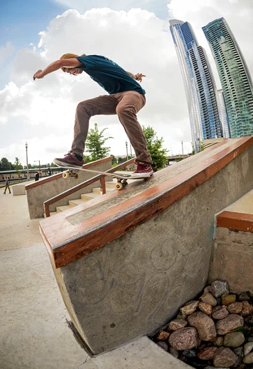 <!--da-chicago16-sat-->

Whip it around and bring it back - Logan Mozey 180 Nosegrind Rewind.