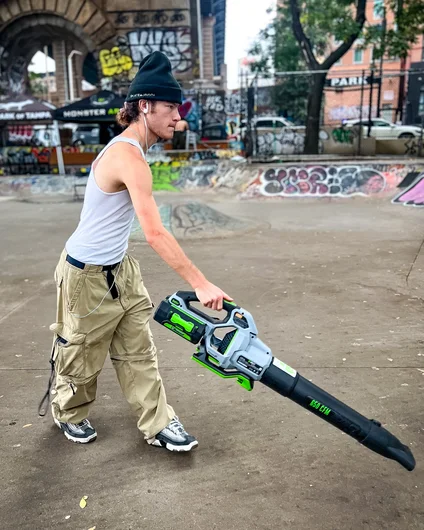 The homie Johnathan came through to help clean up the course.

<!--damnamnyc23-day2-->