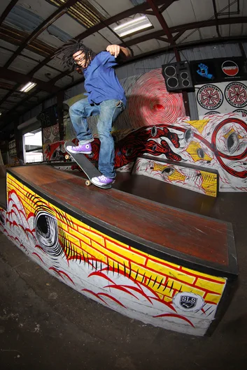 <!--conspurpvidfoto-->

Tyler Blair - Switch FS Nosegrind in the custom “Purple” CTAS Hi
