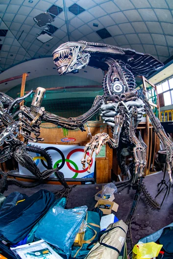 First thing I stumbled upon in this abandoned skatepark was an Alien metal band.

<!--damnamjapan2023practice-->