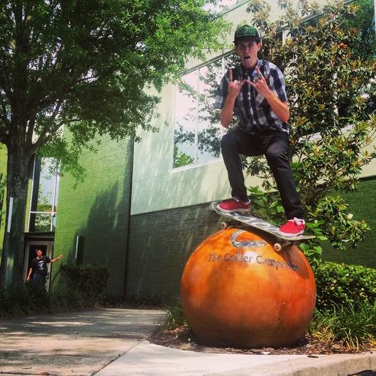 <!-- franksfornothinggainesville -->
Sean Conover throwing up the horns for Creature.