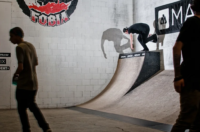 <!-- damnamfamilia14saturday -->

Couldn't help but put up another banger by Jack Lunt.  Wallride up from the bank onto the deck then backside boneless into the quarterpipe.