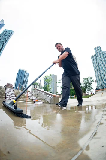 <!--da-chicago16-fri-->

Master judge Bob Reynolds wants to see this shit go down so he steps down from the judging stand to put in some work.