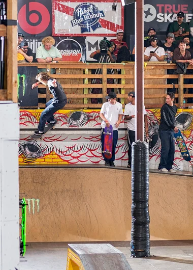 <!--pro18-sat-->

Axel shows em how its done with a Smith Stall Pop-In.


