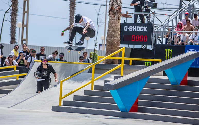 <!--17proopen-arcturo-->

Luan	Oliveira - Sw	Frontside	Flip	over	the	hand	rail .