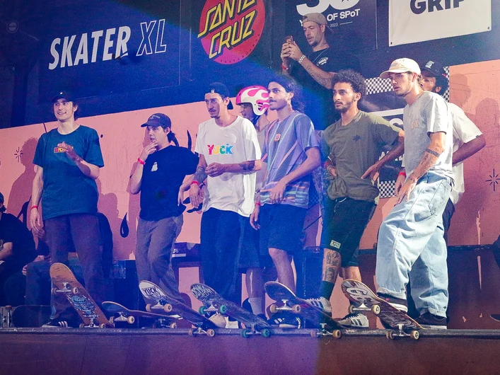 Traffic up on the decks waiting to get their turns!

<!--clashofthecrews23besttrick-->