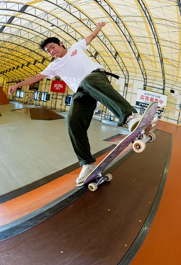 <!--daja18-day1-->

Taihou Tokura screeches a Noseblunt Slide across a big ole bank.
