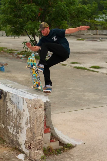 <!--lukeswedding-->

Mike Peterson shut down the session with a FS Blunt off the side of this super steep quarter pipe.