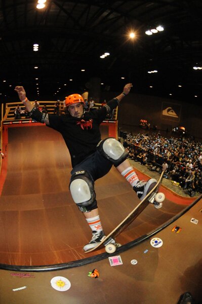 Mike Frazier's alley oop fakie 5-0 to fakie
