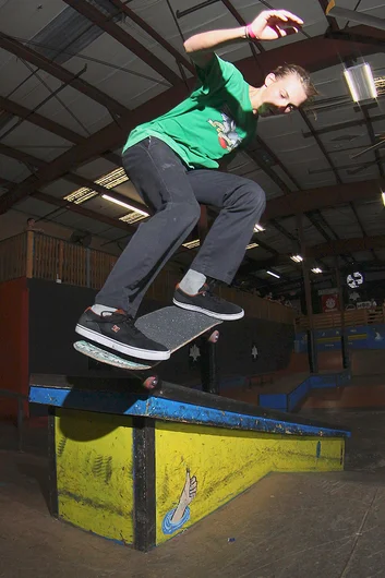 <!--btsb17-->

Matt Savidakis - BS Nosegrind Revert