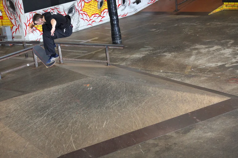 <!--hj18-->

Dillon Brown : 360 Flip