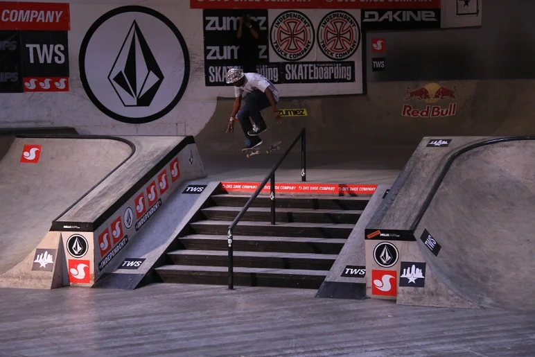 <!-- damnamvolcom14day3 -->

Jonathan Henderson - Front Shuv Boardslide
