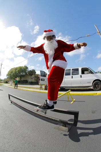 <!-- b4b2013dec -->

After the boards were given out we gave them a small demo, here's Markus getting a stylish front board in the Santa costume.