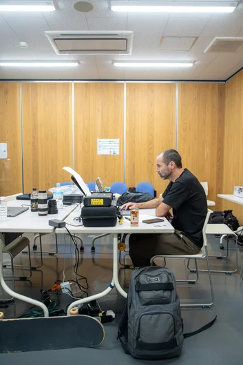 The man, the myth, the LEGEND. Paul Zitzer posted up in the media room making sure this contest is as organized as possible.

<!--damnamjapan2022day1-->