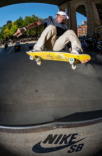 <!--danyc17-finals-->

Like a 70’s weightlifter, Zion does an Alley-OoP for Barnaby.
