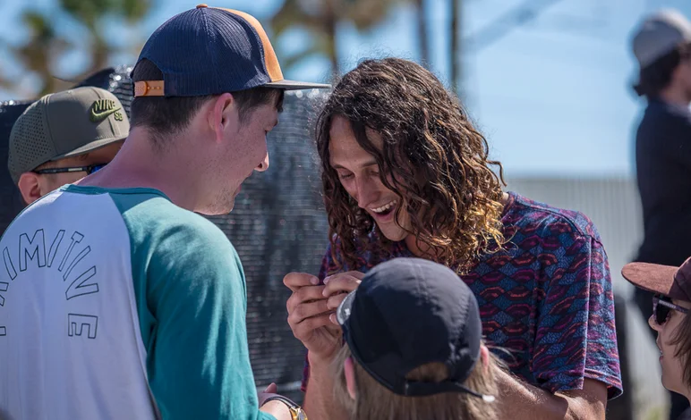 <!--17proopen-arcturo-->

Evan	Smith	sharing	quality	time	with	the	fans. 