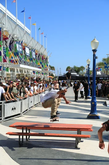 <!--agenda14-->

Tiago Lemos, straight nollie flip over the table.





