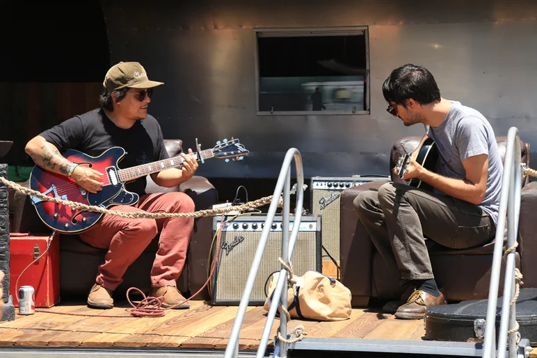 <!--agenda14-->

Live music.




