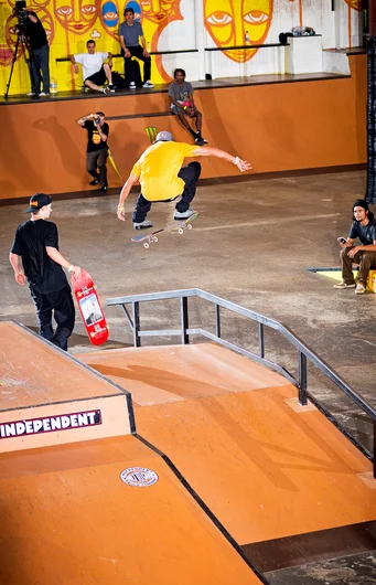 Ryan Decenzo - Flick Noseblunt
<!--saturdaytampapro2021-->