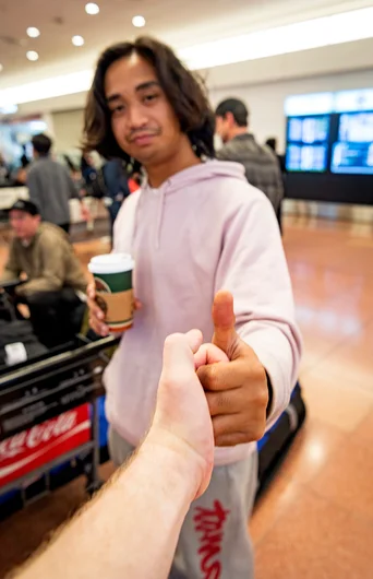 <!--daja19-chill-->

Sam gets the thumb war shake.
