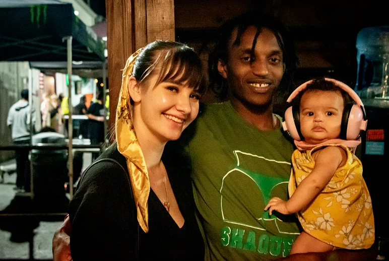 On the way to the Concrete Jam, greeted by this nice wholesome family. 
<!—tampam2022qualifiers—>