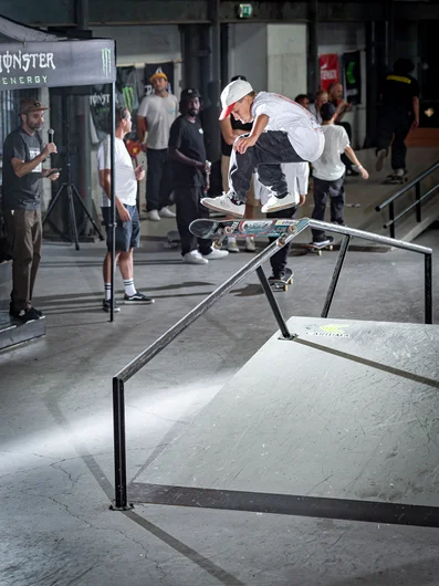 The Kickflip into the Front Board milliseconds before Laim Kickflips out!

<!--damnambreda22qualifiersphotos-->