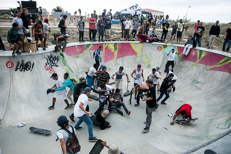 <!--daport14-->

Lots of free stuff = kids go crazy.